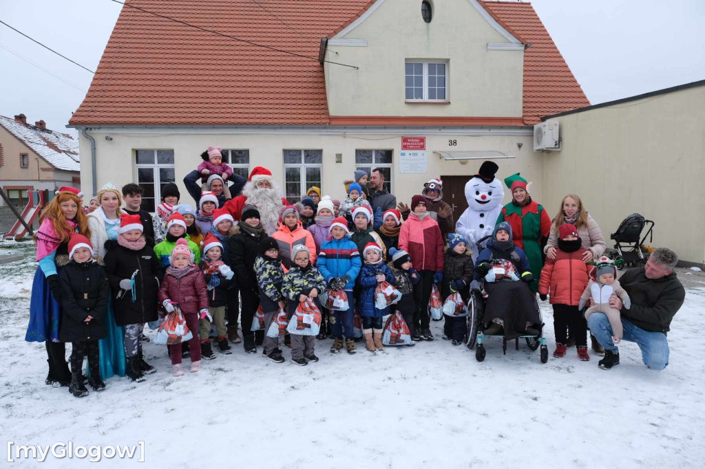 Orszak z Mikołajem odwiedza dzieci w gminie Kotla