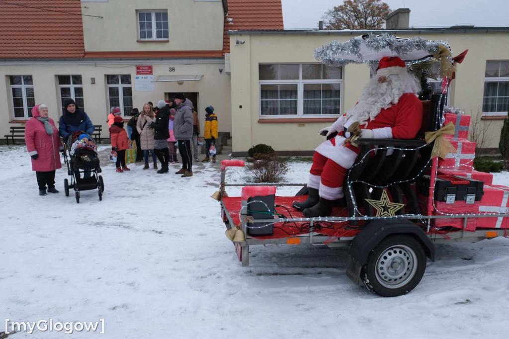 Orszak z Mikołajem odwiedza dzieci w gminie Kotla