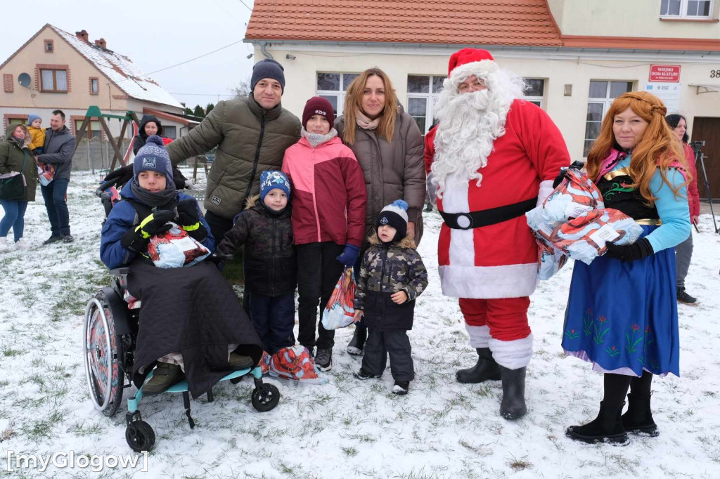 Orszak z Mikołajem odwiedza dzieci w gminie Kotla