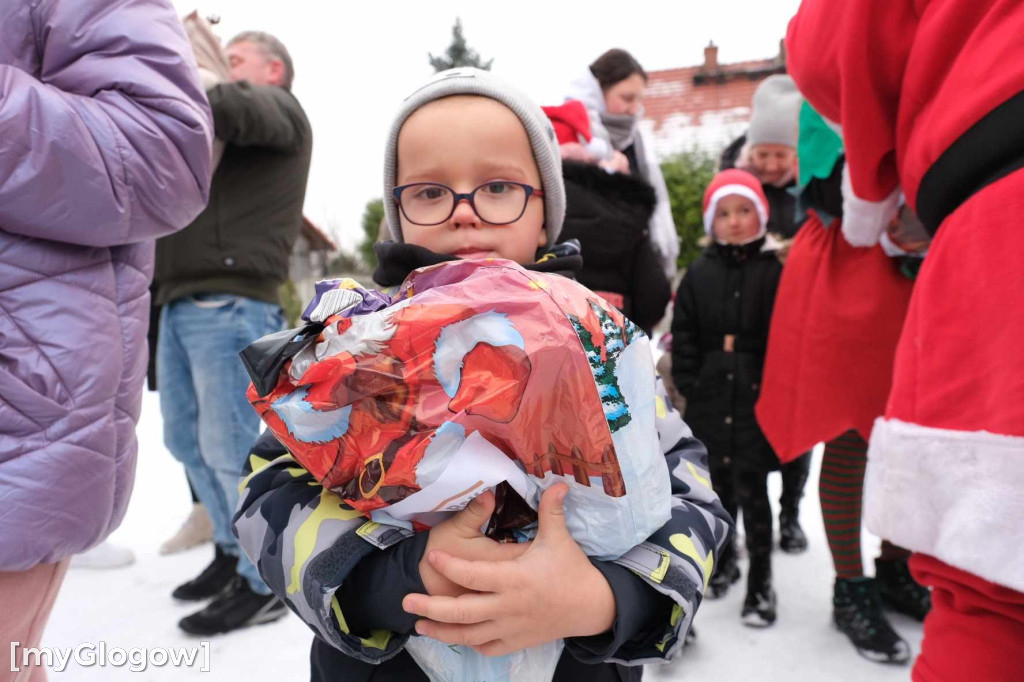 Orszak z Mikołajem odwiedza dzieci w gminie Kotla