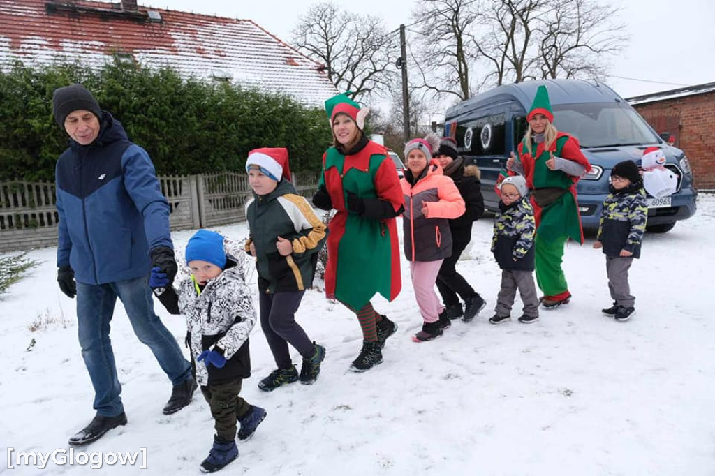 Orszak z Mikołajem odwiedza dzieci w gminie Kotla