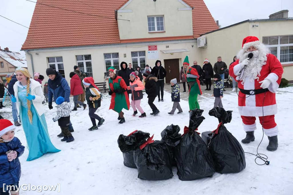 Orszak z Mikołajem odwiedza dzieci w gminie Kotla