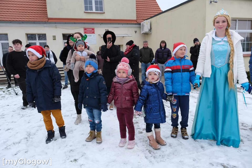 Orszak z Mikołajem odwiedza dzieci w gminie Kotla