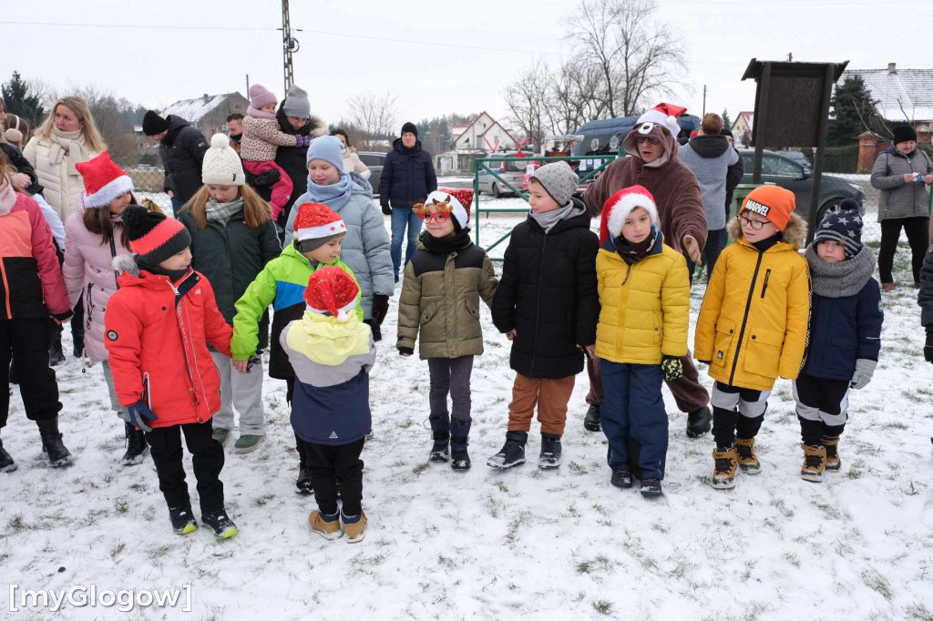 Orszak z Mikołajem odwiedza dzieci w gminie Kotla