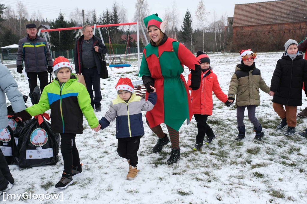 Orszak z Mikołajem odwiedza dzieci w gminie Kotla