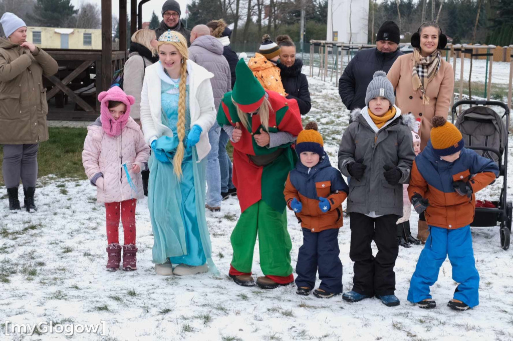 Orszak z Mikołajem odwiedza dzieci w gminie Kotla