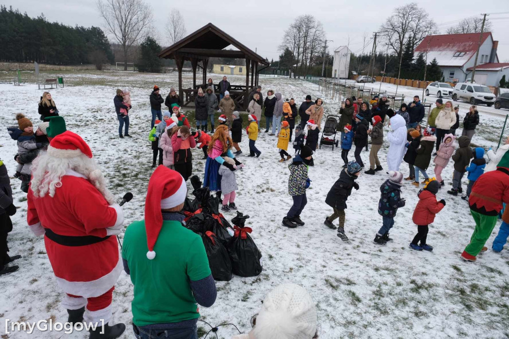 Orszak z Mikołajem odwiedza dzieci w gminie Kotla