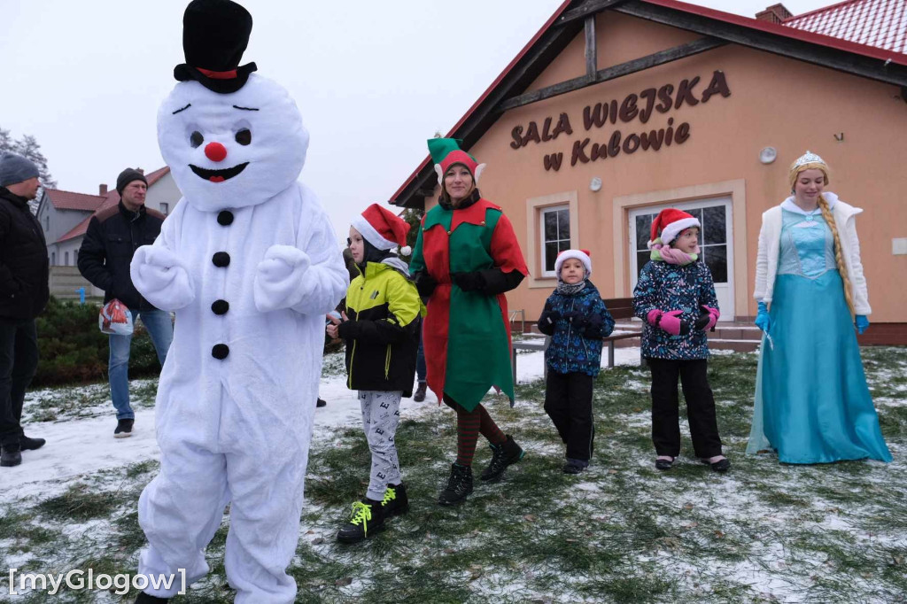 Orszak z Mikołajem odwiedza dzieci w gminie Kotla