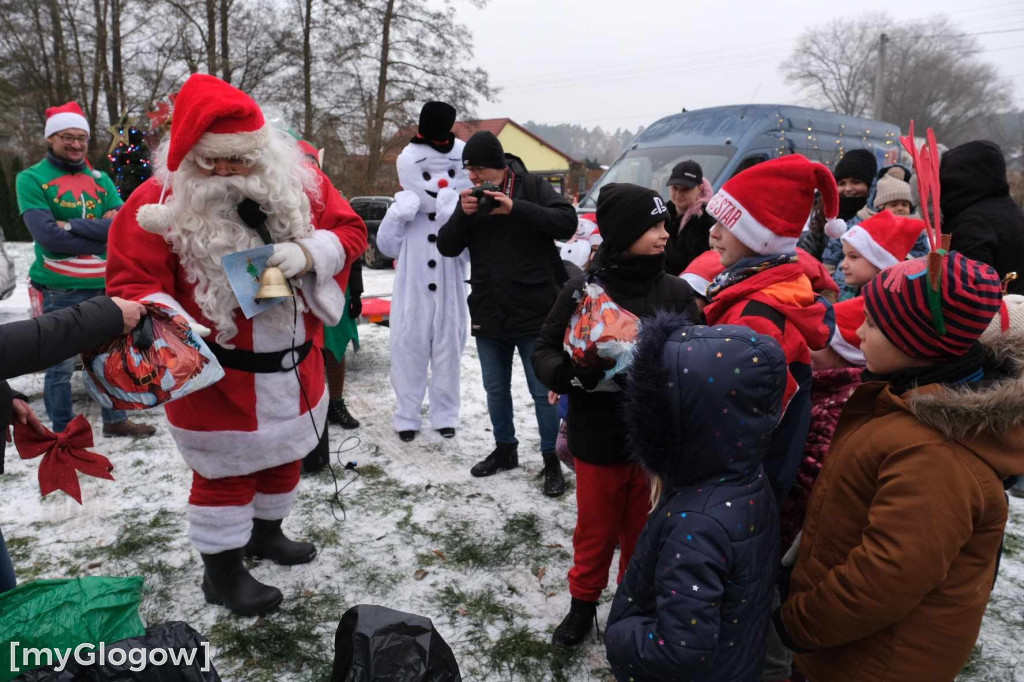 Orszak z Mikołajem odwiedza dzieci w gminie Kotla