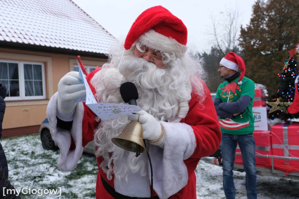 Orszak z Mikołajem odwiedza dzieci w gminie Kotla