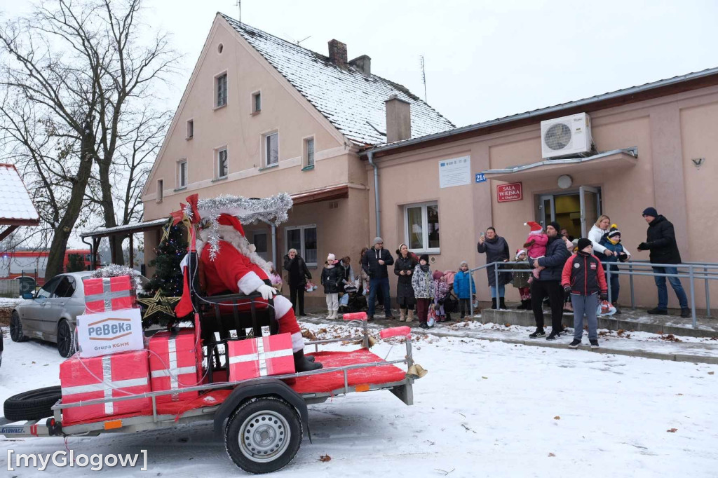 Orszak z Mikołajem odwiedza dzieci w gminie Kotla