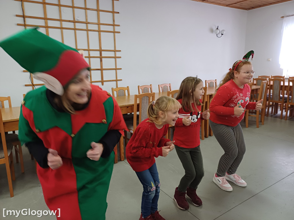 Orszak z Mikołajem odwiedza dzieci w gminie Kotla