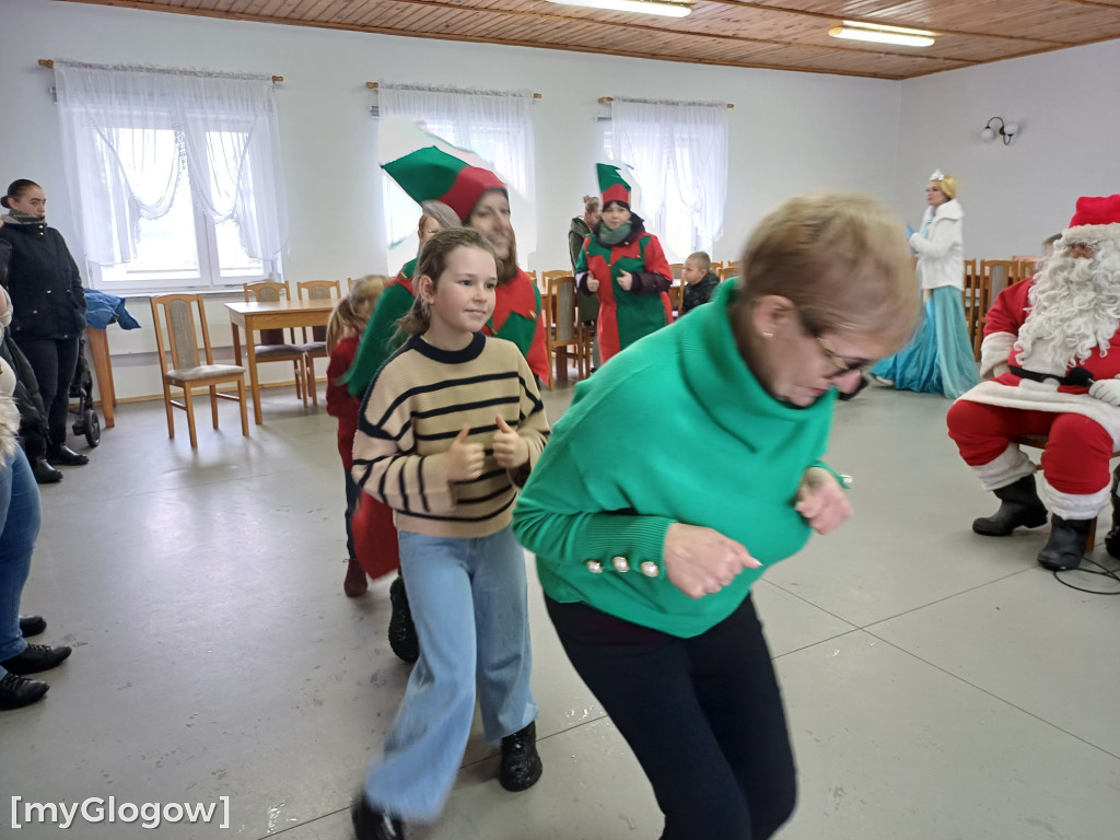 Orszak z Mikołajem odwiedza dzieci w gminie Kotla