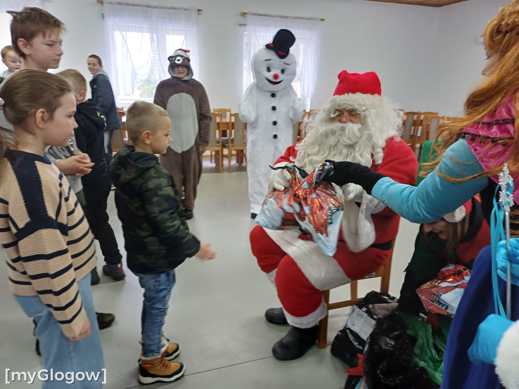 Orszak z Mikołajem odwiedza dzieci w gminie Kotla