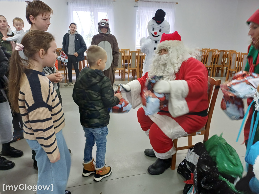 Orszak z Mikołajem odwiedza dzieci w gminie Kotla