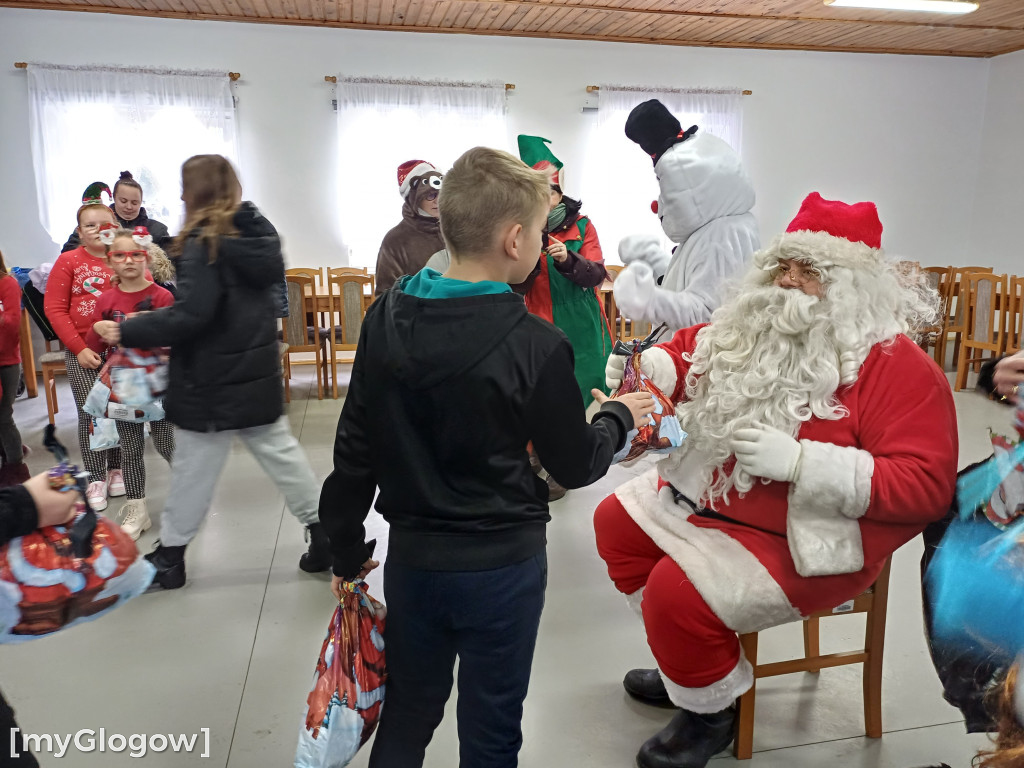 Orszak z Mikołajem odwiedza dzieci w gminie Kotla