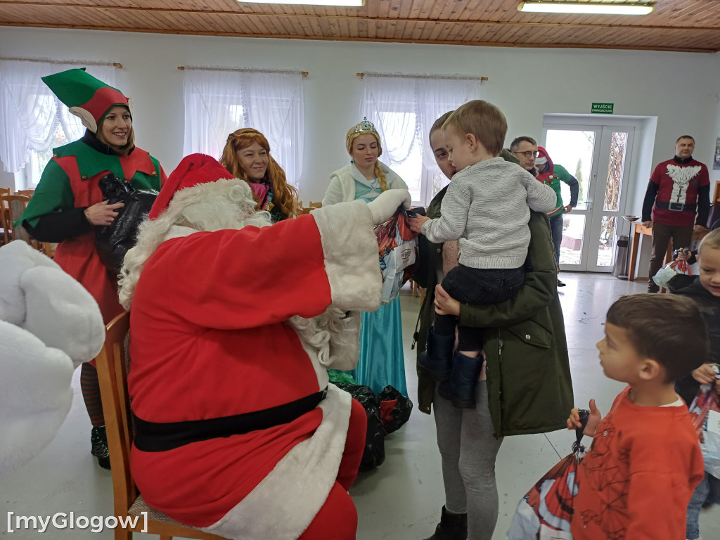 Orszak z Mikołajem odwiedza dzieci w gminie Kotla