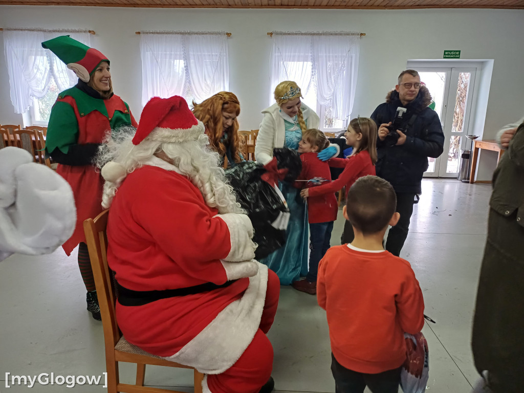 Orszak z Mikołajem odwiedza dzieci w gminie Kotla