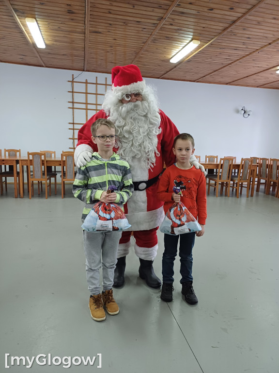 Orszak z Mikołajem odwiedza dzieci w gminie Kotla