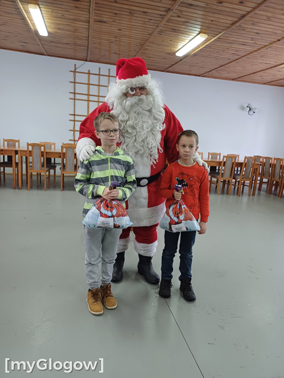 Orszak z Mikołajem odwiedza dzieci w gminie Kotla