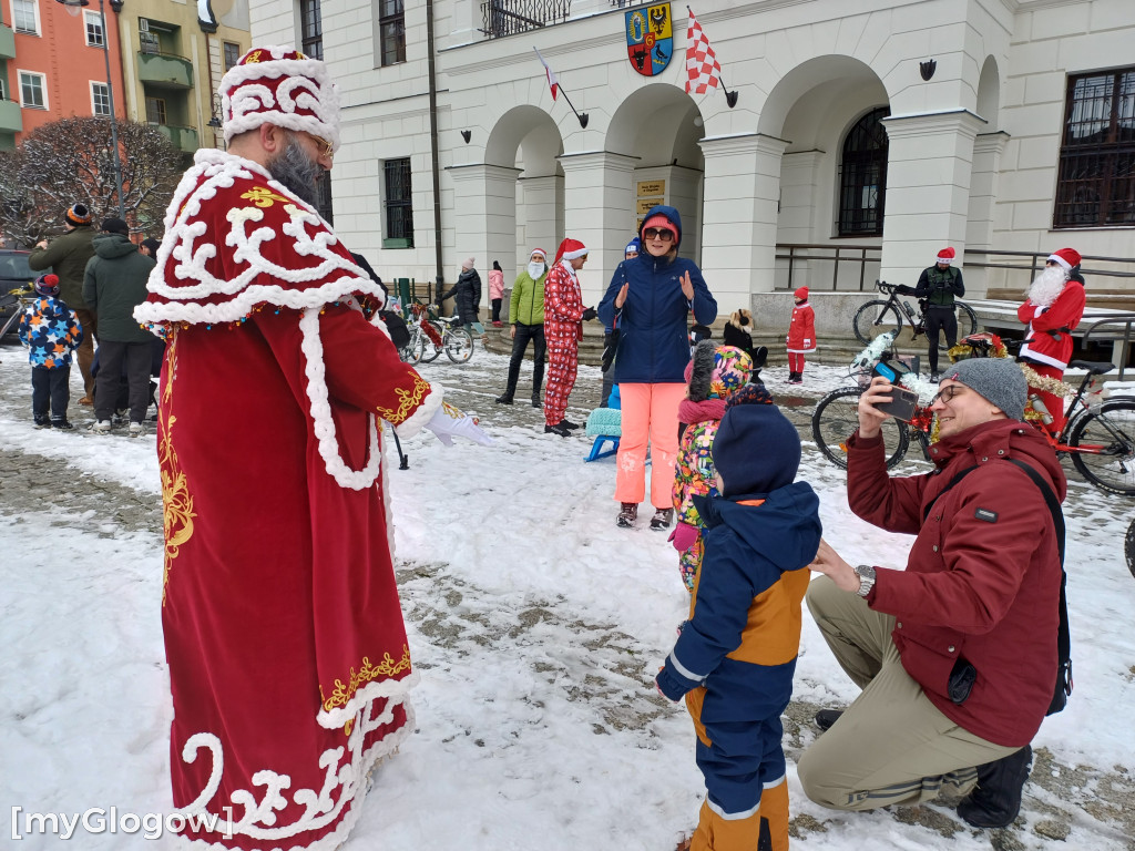 W Głogowie do dzieci wyjechali Mikołaje na rowerach