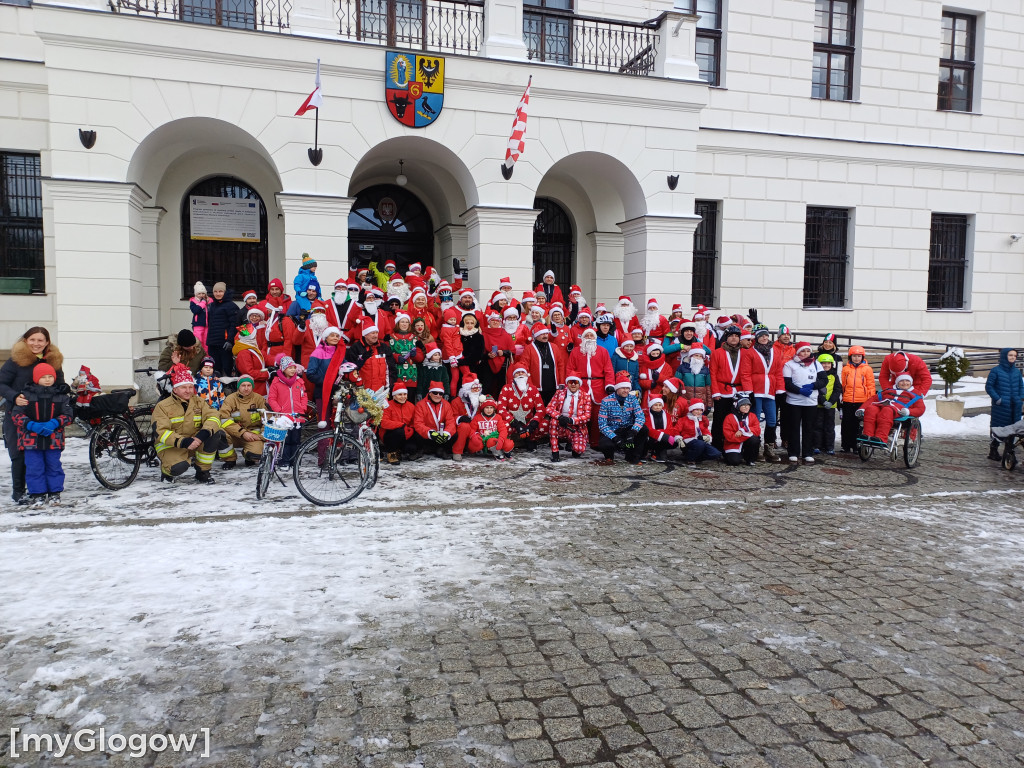 W Głogowie do dzieci wyjechali Mikołaje na rowerach