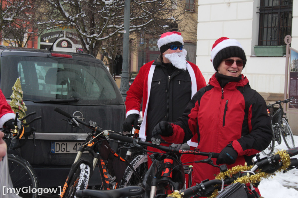 W Głogowie do dzieci wyjechali Mikołaje na rowerach