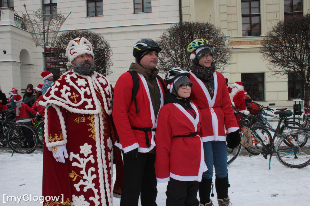 W Głogowie do dzieci wyjechali Mikołaje na rowerach