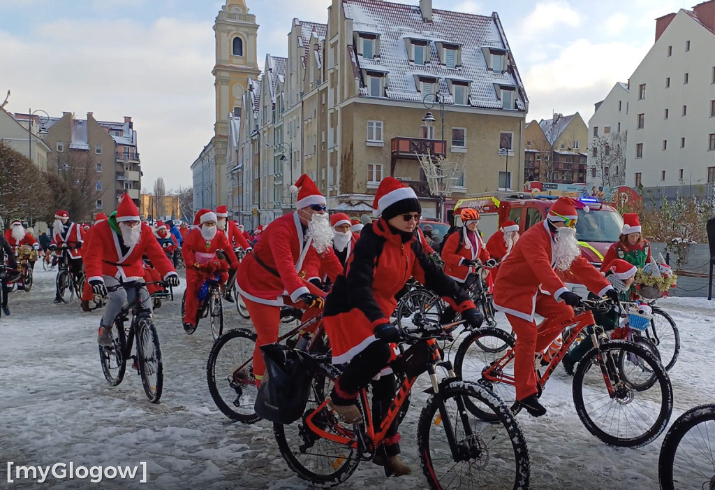 W Głogowie do dzieci wyjechali Mikołaje na rowerach