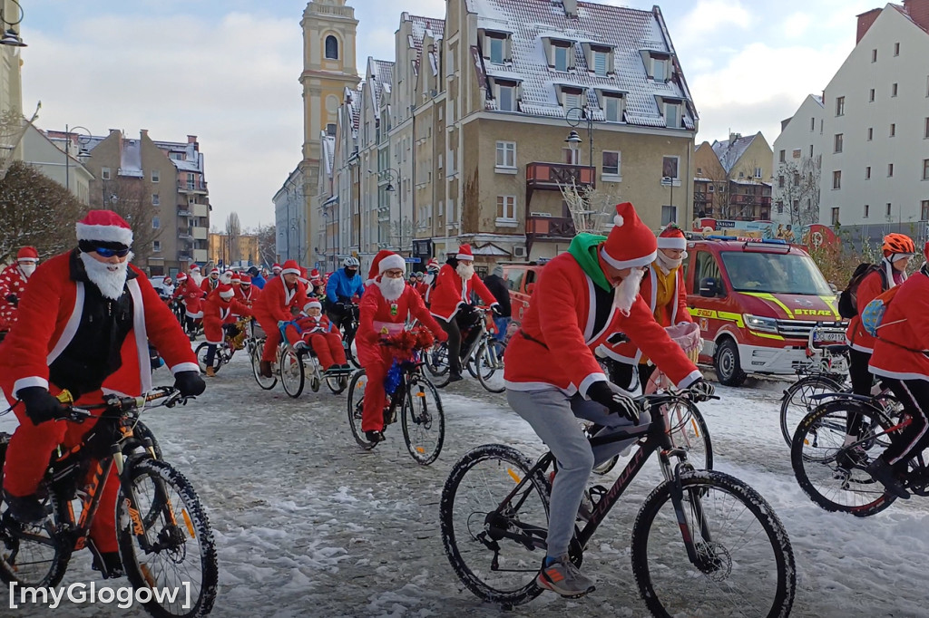 W Głogowie do dzieci wyjechali Mikołaje na rowerach