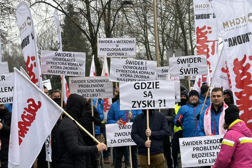 Protest pracowników Polskiej Miedzi pod siedzibą zarządu KGHM w Lubinie
