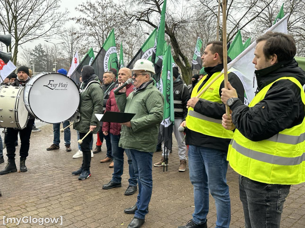 Protest pracowników Polskiej Miedzi pod siedzibą zarządu KGHM w Lubinie