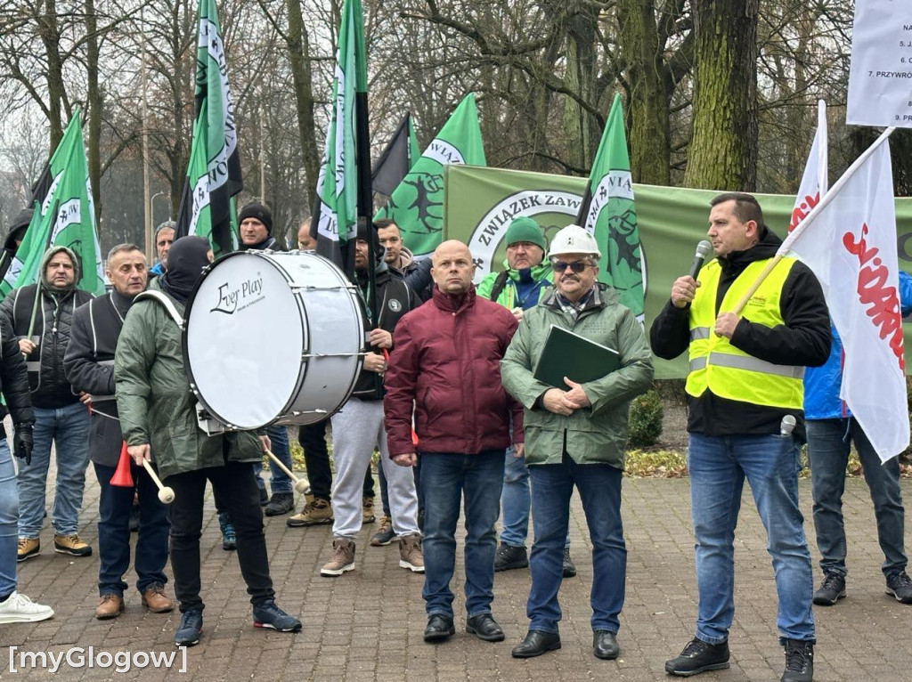Protest pracowników Polskiej Miedzi pod siedzibą zarządu KGHM w Lubinie