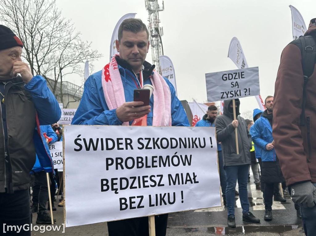 Protest pracowników Polskiej Miedzi pod siedzibą zarządu KGHM w Lubinie