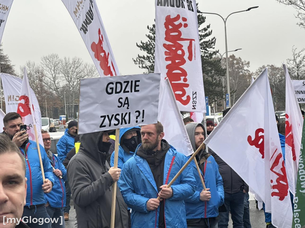Protest pracowników Polskiej Miedzi pod siedzibą zarządu KGHM w Lubinie