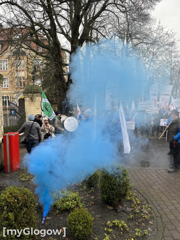 Protest pracowników Polskiej Miedzi pod siedzibą zarządu KGHM w Lubinie