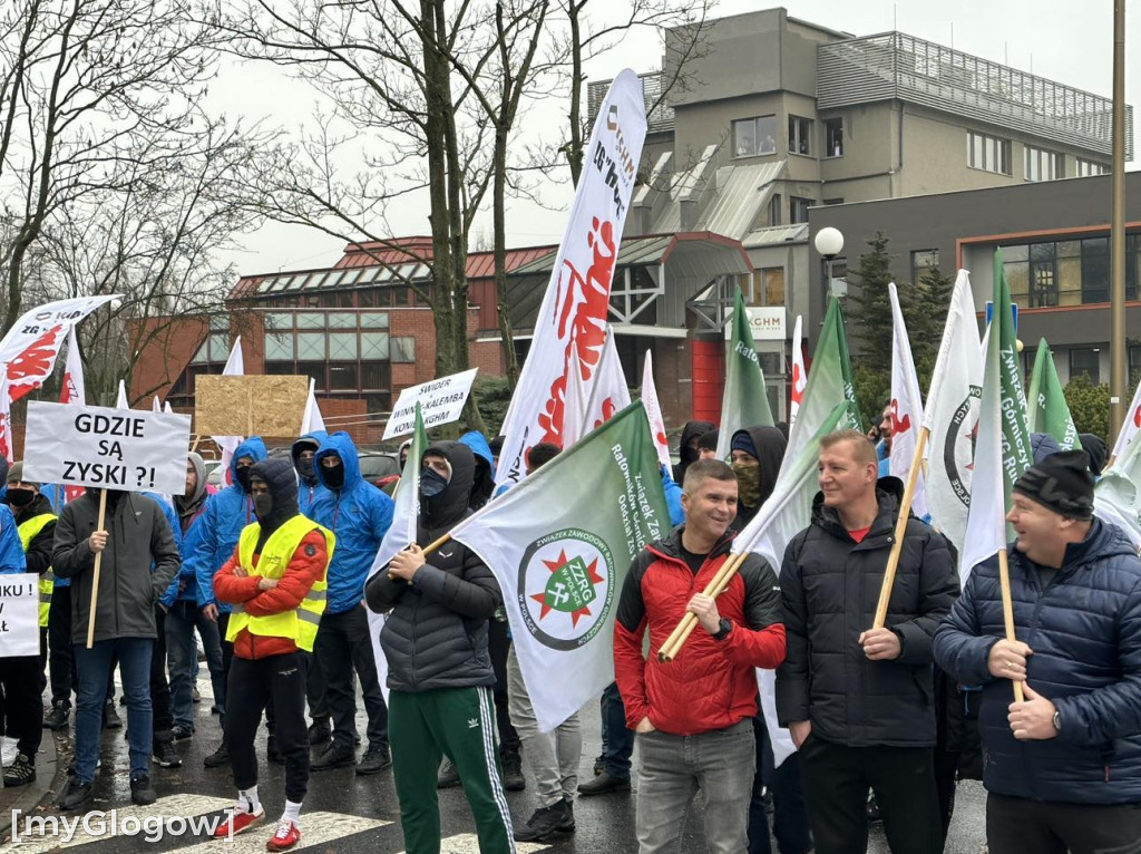 Protest pracowników Polskiej Miedzi pod siedzibą zarządu KGHM w Lubinie