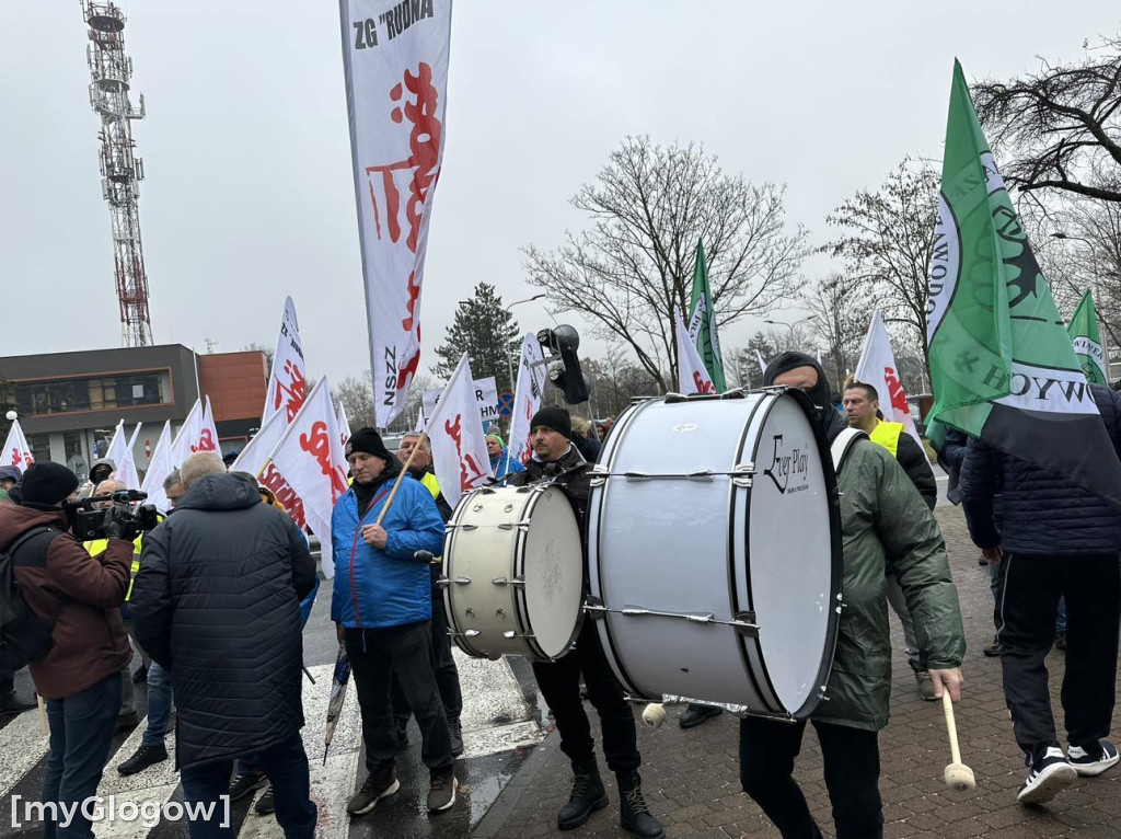 Protest pracowników Polskiej Miedzi pod siedzibą zarządu KGHM w Lubinie