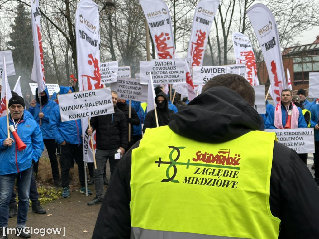 Protest pracowników Polskiej Miedzi pod siedzibą zarządu KGHM w Lubinie