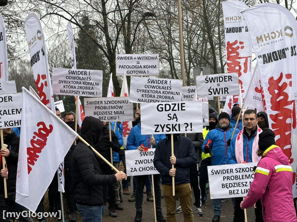 Protest pracowników Polskiej Miedzi pod siedzibą zarządu KGHM w Lubinie