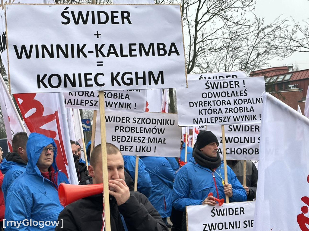 Protest pracowników Polskiej Miedzi pod siedzibą zarządu KGHM w Lubinie