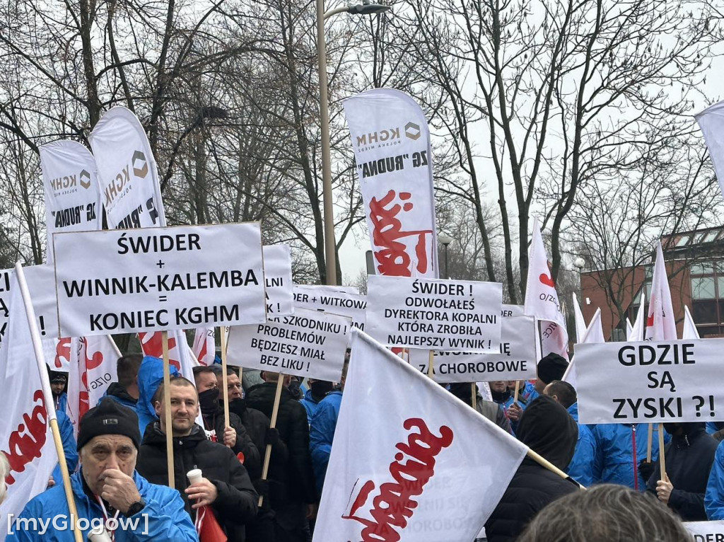 Protest pracowników Polskiej Miedzi pod siedzibą zarządu KGHM w Lubinie