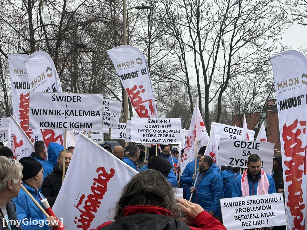 Protest pracowników Polskiej Miedzi pod siedzibą zarządu KGHM w Lubinie
