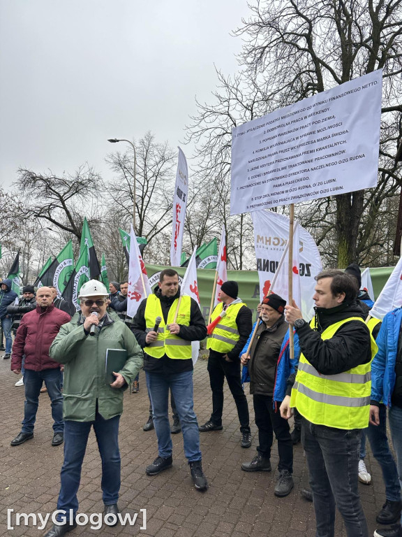 Protest pracowników Polskiej Miedzi pod siedzibą zarządu KGHM w Lubinie
