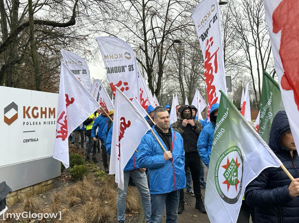 Protest pracowników Polskiej Miedzi pod siedzibą zarządu KGHM w Lubinie