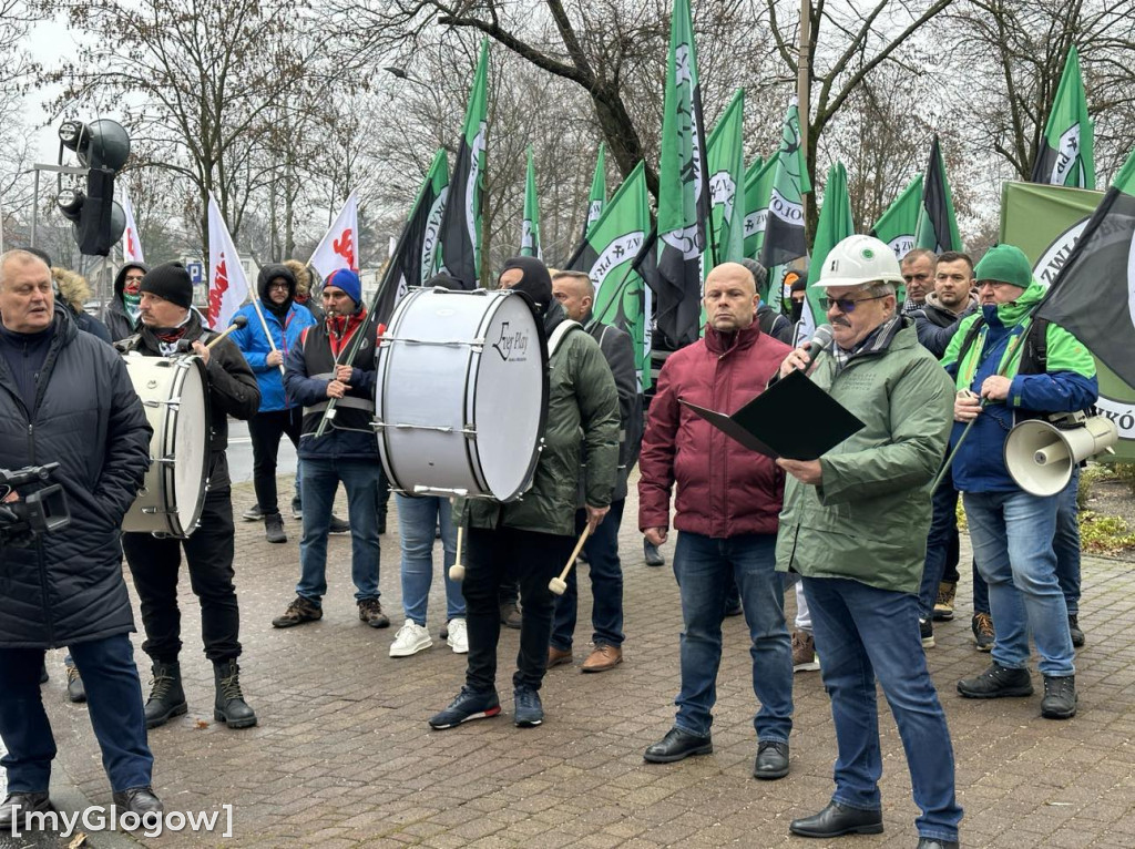 Protest pracowników Polskiej Miedzi pod siedzibą zarządu KGHM w Lubinie