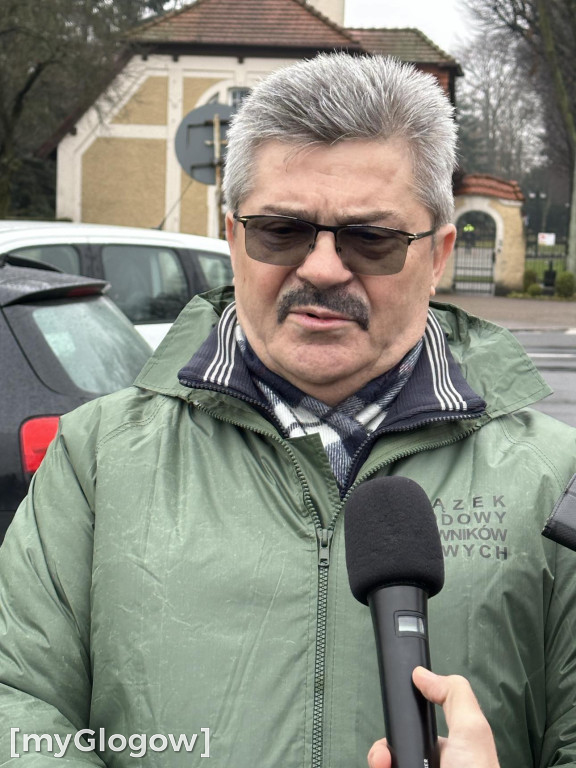 Protest pracowników Polskiej Miedzi pod siedzibą zarządu KGHM w Lubinie