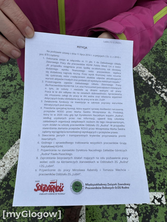 Protest pracowników Polskiej Miedzi pod siedzibą zarządu KGHM w Lubinie