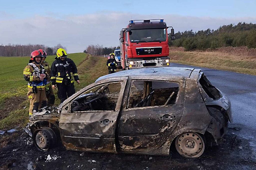 Jadący samochód zapalił się na drodze między Rzeczycą a Trzęsowem