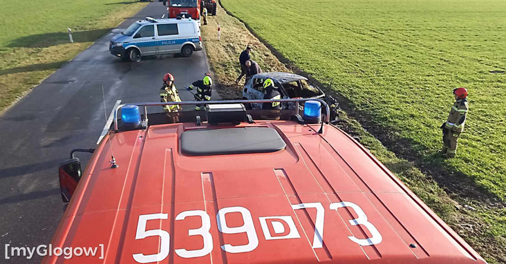 Jadący samochód zapalił się na drodze między Rzeczycą a Trzęsowem